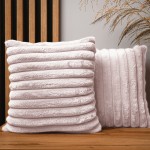 Dekoracyjna poszewka na poduszkę 40x40 cm w kolorze jasnoróżowym z imitacji futra z przeszyciami