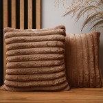 Dekoracyjna poszewka na poduszkę 40x40 cm w kolorze brązowym z imitacji futra z przeszyciami