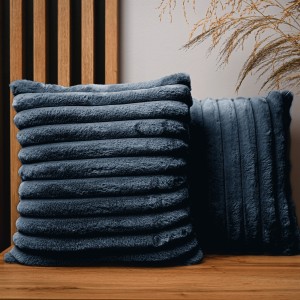 Dekoracyjna poszewka na poduszkę 40x40 cm w kolorze granatowym z imitacji futra z przeszyciami