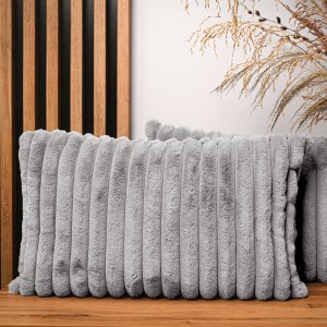 Dekoracyjna poszewka na poduszkę 40x60 cm w kolorze szarym z imitacji futra z przeszyciami 