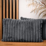 Dekoracyjna poszewka na poduszkę 40x60 cm w kolorze grafitowym z imitacji futra z przeszyciami