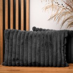 Dekoracyjna poszewka na poduszkę 40x60 cm w kolorze antracytowym z imitacji futra z przeszyciami