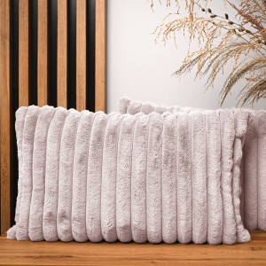 Dekoracyjna poszewka na poduszkę 40x60 cm w kolorze jasnoróżowym z imitacji futra z przeszyciami 