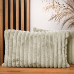 Dekoracyjna poszewka na poduszkę 40x60 cm w kolorze piaskowym z imitacji futra z przeszyciami 