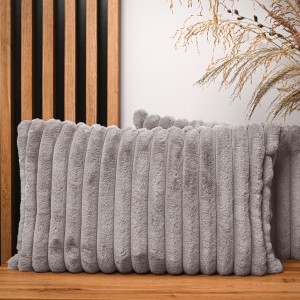 Dekoracyjna poszewka na poduszkę 40x60 cm w kolorze gołebim z imitacji futra z przeszyciami