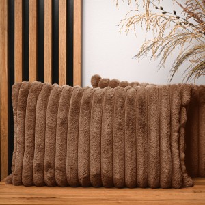 Dekoracyjna poszewka na poduszkę 40x60 cm w kolorze brązowym z imitacji futra z przeszyciami 