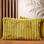 Dekoracyjna poszewka na poduszkę 40x60 cm w kolorze żółtym z imitacji futra z przeszyciami