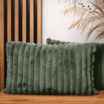 Dekoracyjna poszewka na poduszkę 40x60 cm w kolorze zielonym z imitacji futra z przeszyciami