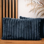 Dekoracyjna poszewka na poduszkę 40x60 cm w kolorze granatowym z imitacji futra z przeszyciami 