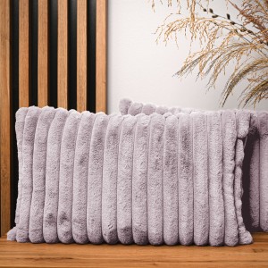 Dekoracyjna poszewka na poduszkę 40x60 cm w kolorze liliowym z imitacji futra z przeszyciami