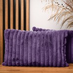 Dekoracyjna poszewka na poduszkę 40x60 cm w kolorze fioletowym z imitacji futra z przeszyciami