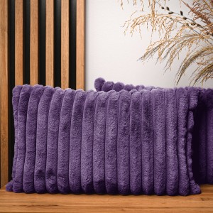 Dekoracyjna poszewka na poduszkę 40x60 cm w kolorze fioletowym z imitacji futra z przeszyciami