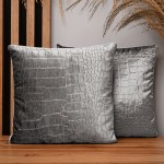  Dekoracyjna poszewka na poduszkę 35x35 cm w kolorze jasnoszarym z tkaniny welurowej z wytłaczanym wzorem “skóra krokodyla” 