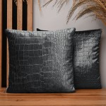  Dekoracyjna poszewka na poduszkę 35x35 cm w kolorze ciemnoszarym z tkaniny welurowej z wytłaczanym wzorem “skóra krokodyla”