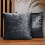  Dekoracyjna poszewka na poduszkę 35x35 cm w kolorze antracytowym z tkaniny welurowej z wytłaczanym wzorem “skóra krokodyla” 