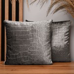  Dekoracyjna poszewka na poduszkę 35x35 cm w kolorze szarym z tkaniny welurowej z wytłaczanym wzorem “skóra krokodyla” 