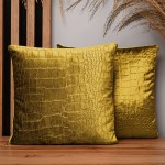  Dekoracyjna poszewka na poduszkę 35x35 cm w kolorze złotym z tkaniny welurowej z wytłaczanym wzorem “skóra krokodyla”