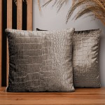  Dekoracyjna poszewka na poduszkę 35x35 cm w kolorze stalowym z tkaniny welurowej z wytłaczanym wzorem “skóra krokodyla” 