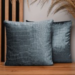  Dekoracyjna poszewka na poduszkę 35x35 cm w kolorze szaroniebieskim z tkaniny welurowej z wytłaczanym wzorem “skóra krokodyla”