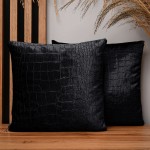  Dekoracyjna poszewka na poduszkę 35x35 cm w kolorze czarnym z tkaniny welurowej z wytłaczanym wzorem “skóra krokodyla” 