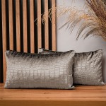  Dekoracyjna poszewka na poduszkę 35x50 cm w kolorze stalowym z tkaniny welurowej z wytłaczanym wzorem “skóra krokodyla” 
