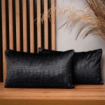  Dekoracyjna poszewka na poduszkę 30x50 cm w kolorze czarnym z tkaniny welurowej z wytłaczanym wzorem “skóra krokodyla”