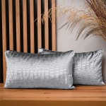  Dekoracyjna poszewka na poduszkę 30x50 cm w kolorze popielatym z tkaniny welurowej z wytłaczanym wzorem “skóra krokodyla” 