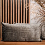  Dekoracyjna poszewka na poduszkę 40x80 cm w kolorze stalowym z tkaniny welurowej z wytłaczanym wzorem “skóra krokodyla”  