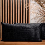  Dekoracyjna poszewka na poduszkę 40x80 cm w kolorze czarnym z tkaniny welurowej z wytłaczanym wzorem “skóra krokodyla” 