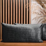  Dekoracyjna poszewka na poduszkę 40x80 cm w kolorze ciemnoszarym z tkaniny welurowej z wytłaczanym wzorem “skóra krokodyla”