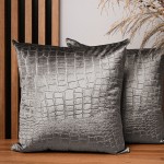  Dekoracyjna poszewka na poduszkę 45x45 cm w kolorze szarym z tkaniny welurowej z wytłaczanym wzorem “skóra krokodyla”