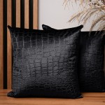  Dekoracyjna poszewka na poduszkę 45x45 cm w kolorze czarnym z tkaniny welurowej z wytłaczanym wzorem “skóra krokodyla”
