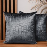  Dekoracyjna poszewka na poduszkę 45x45 cm w kolorze antracytowym z tkaniny welurowej z wytłaczanym wzorem “skóra krokodyla” 