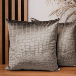  Dekoracyjna poszewka na poduszkę 45x45 cm w kolorze stalowym z tkaniny welurowej z wytłaczanym wzorem “skóra krokodyla”  