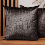  Dekoracyjna poszewka na poduszkę 50x50 cm w kolorze brązowym z tkaniny welurowej z wytłaczanym wzorem “skóra krokodyla”   