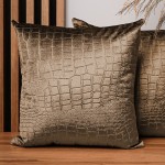  Dekoracyjna poszewka na poduszkę 50x50 cm w kolorze cynamonowym z tkaniny welurowej z wytłaczanym wzorem “skóra krokodyla”