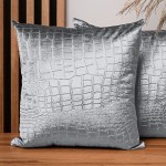  Dekoracyjna poszewka na poduszkę 50x50 cm w kolorze popielatym z tkaniny welurowej z wytłaczanym wzorem “skóra krokodyla”