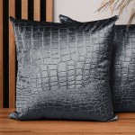  Dekoracyjna poszewka na poduszkę 50x50 cm w kolorze antracytowym z tkaniny welurowej z wytłaczanym wzorem “skóra krokodyla” 