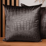  Dekoracyjna poszewka na poduszkę 55x55 cm w kolorze brązowym z tkaniny welurowej z wytłaczanym wzorem “skóra krokodyla” 
