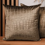  Dekoracyjna poszewka na poduszkę 55x55 cm w kolorze cynamonowym z tkaniny welurowej z wytłaczanym wzorem “skóra krokodyla” 