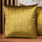  Dekoracyjna poszewka na poduszkę 55x55 cm w kolorze złotym z tkaniny welurowej z wytłaczanym wzorem “skóra krokodyla”