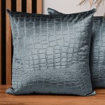  Dekoracyjna poszewka na poduszkę 55x55 cm w kolorze szaroniebieskim z tkaniny welurowej z wytłaczanym wzorem “skóra krokodyla” 