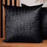  Dekoracyjna poszewka na poduszkę 55x55 cm w kolorze czarnymz tkaniny welurowej z wytłaczanym wzorem “skóra krokodyla”  