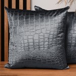 Dekoracyjna poszewka na poduszkę 55x55 cm w kolorze antracytowym z tkaniny welurowej z wytłaczanym wzorem “skóra krokodyla” 