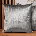  Dekoracyjna poszewka na poduszkę 55x55 cm w kolorze jasnoszarym z tkaniny welurowej z wytłaczanym wzorem “skóra krokodyla”  