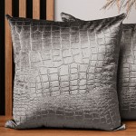  Dekoracyjna poszewka na poduszkę 60x60 cm w kolorze szarym z tkaniny welurowej z wytłaczanym wzorem “skóra krokodyla”  