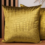  Dekoracyjna poszewka na poduszkę 60x60 cm w kolorze złotym z tkaniny welurowej z wytłaczanym wzorem “skóra krokodyla”  