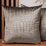  Dekoracyjna poszewka na poduszkę 60x60 cm w kolorze stalowym z tkaniny welurowej z wytłaczanym wzorem “skóra krokodyla” 