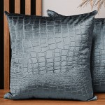  Dekoracyjna poszewka na poduszkę 60x60 cm w kolorze szaroniebieskim z tkaniny welurowej z wytłaczanym wzorem “skóra krokodyla”