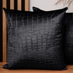  Dekoracyjna poszewka na poduszkę 60x60 cm w kolorze czarnym z tkaniny welurowej z wytłaczanym wzorem “skóra krokodyla” 